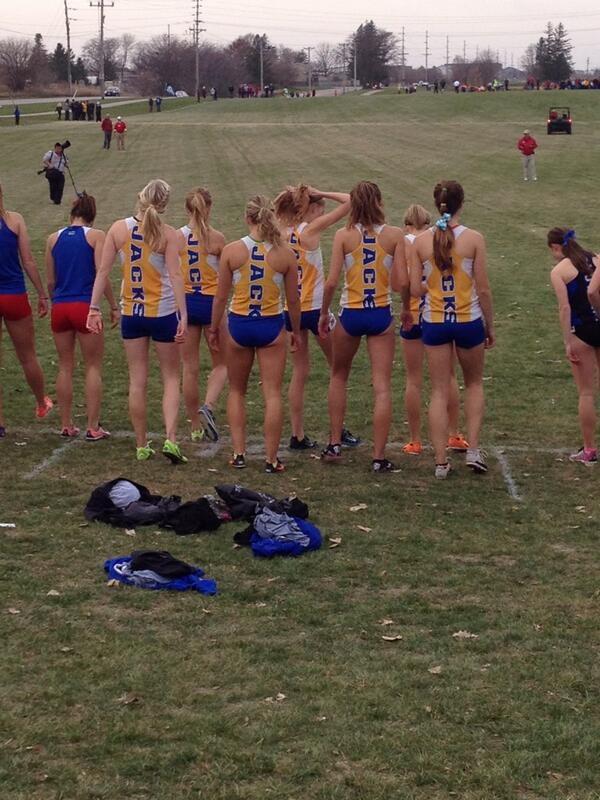GoJacksTFXC's tweet photo. Here we go for the women's 6k! #runrabbits http://t.co/2cOETf3Z0K