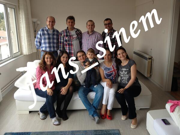fans_sinem's tweet photo. @arinceceli 'mızn 1li yaşları :) @sinem_ceceli  @mustafaceceli  ve dostlarıyla @AylinERK @dmrfrht @ayhanmag @sinemma http://t.co/jHIwH0Zmnc