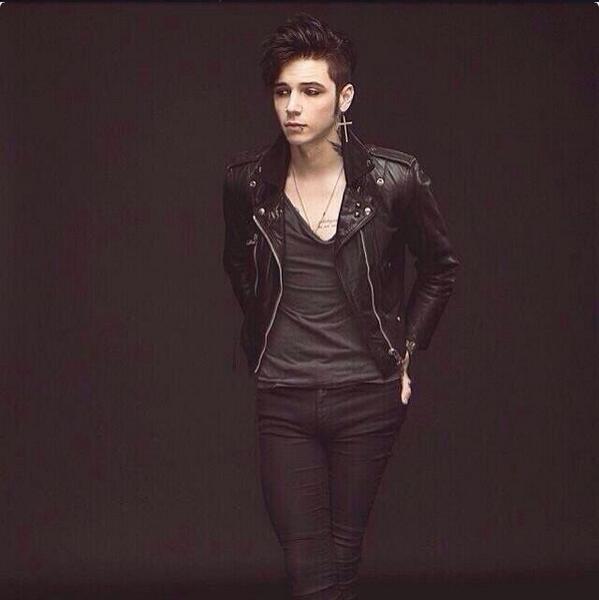 FraudulentJade's tweet photo. “@EnchantedFallon: {Licks photo} *~* http://t.co/A4jCsYkQqW” IF THERE IS A JULIET I HAVE AN ANDY FAKE YEAH