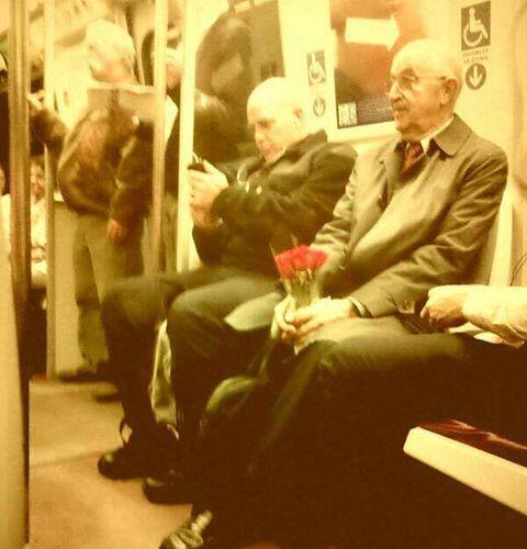 DeboConfesarQue's tweet photo. 47 años de casados, él todavía le lleva rosas a su esposa. http://t.co/x5gMLzItTU