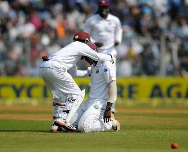 CricWizz's tweet photo. Has Sammy dropped a catch?
No, he's just caught Sachin at 74, but cannot celebrate it.

#ThankYouSachin http://t.co/2zy7LGXRz2