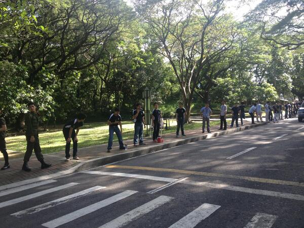 louellamanila's tweet image. A human chain to move relief goods from the high school to college cov courts! @AteneoHS  #HaiyanHelp   #RescuePH