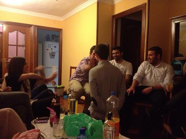 Lainfodeclase's tweet photo. Ritual de iniciación en @lainfodeclase, ahora @carlosGCz es uno de los nuestros !! http://t.co/W85idd7Tbu