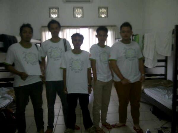 IDberkebun's tweet photo. “@LeoTubagus: Baju baru di @IDberkebun #IDberkebunConf dari @omusphere @OMusto #BaliCommDay13 #bitdec cc @BDLberkebun http://t.co/kFD75h2uuH