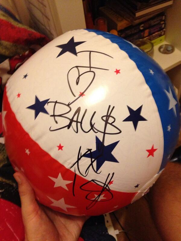 jammitjay's tweet photo. @keshasuxx best autograph ever thanks #kesha big small baggy saggy #ke$halovesballs http://t.co/nS5v2FTfzj