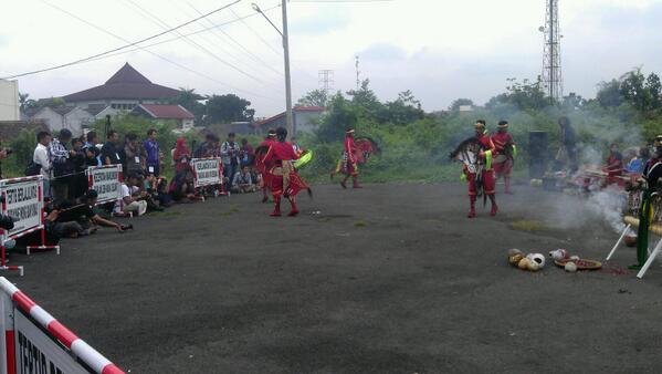 Nih buat yang udah bangun pagi plus pengin nonton ebeg, laisan &amp; cowongan buruan ke ruko PCW ya. Cc <a href="/Refleksi_Unsoed/">Refleksi Photography Unsoed</a>