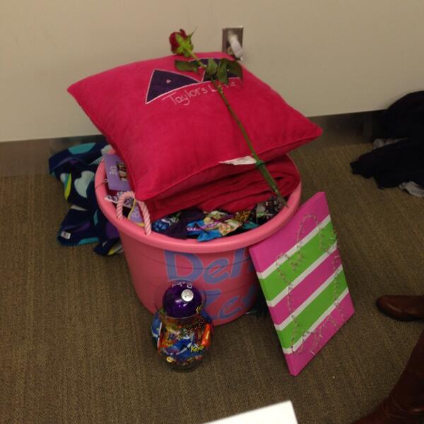 tooDYfor_'s tweet image. So basket night ... Yah that just happened 😳😍💚💗 #perfectbig #perfectgifts #perfectfam #perfectnight