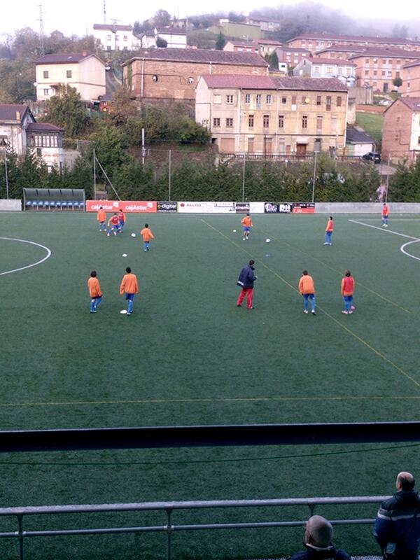 Efeulalia's tweet photo. Calentamiento antes del partido del Lada de @marpagu http://t.co/gf9ugDCg9m