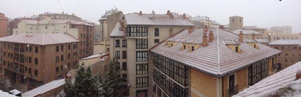 Bego_89's tweet photo. Buenos dias❄️⛄️la primera nevadita!! http://t.co/JfF5oU901a