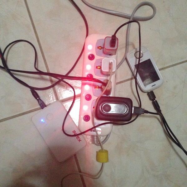 MikaGieLariza's tweet image. Charging 🔌📱🔋
#generator #noelectricity #HelpCapiz #BANGONCAPIZ