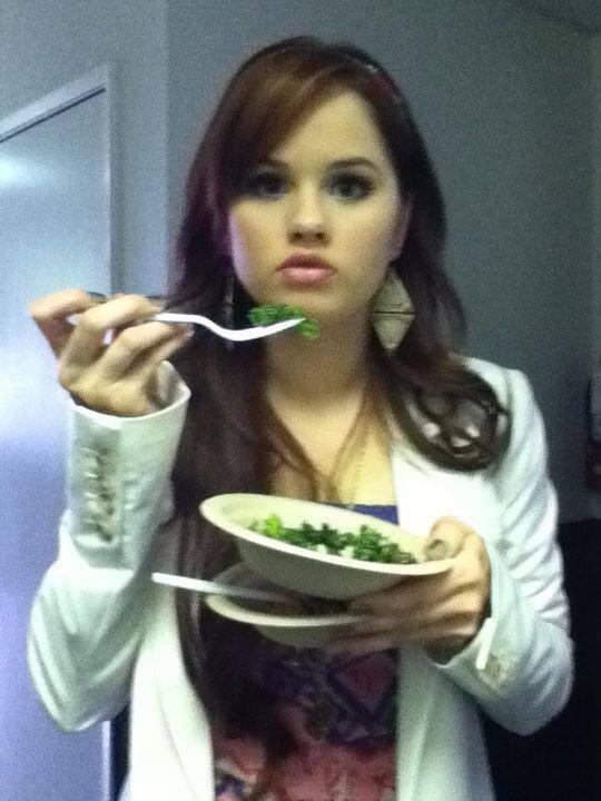 DeboralienDerya's tweet photo. I'm a vejeterian and you?? :O @DebbyRyan #askdebby http://t.co/QRxbvoIReO