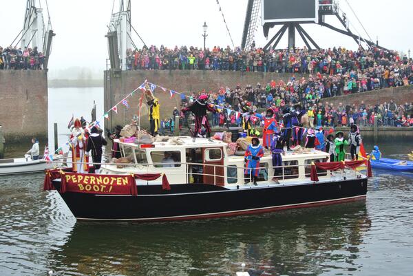 JanHamming's tweet photo. Aankomst  #sint en pieten: Prachtige entourage in #heusden Sint heeft tm 5-12 eigen werkkamer in Engstraat1 http://t.co/w5Fs9zHUXq