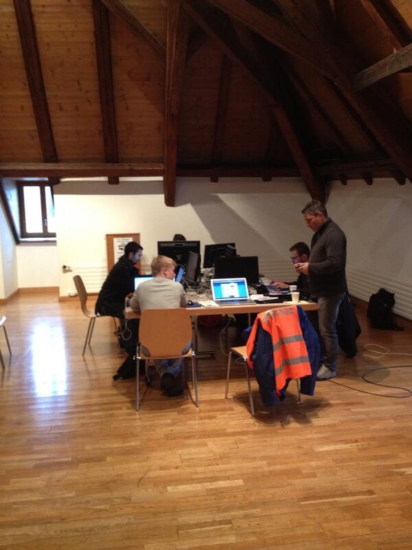 CorridaBulloise's tweet photo. L'équipe internet au travail http://t.co/WIVzY9DtYa