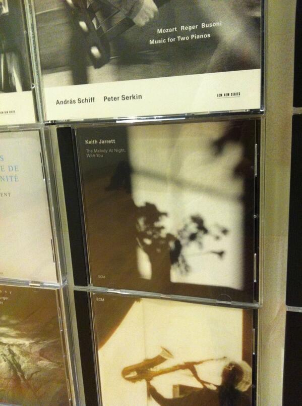 똑같은 전시를 왜그리 자주 가느냐고 묻더라. 좋은 영화는 여러번 보면 더 좋고, 좋은 책도 여러번 봐야 그 느낌이 덧대어진다. 좋은 사람도 마찬가지. 좋은 전시는 여러번 가줘야 한다는 게 내 지론. #ECM