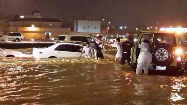 Almogaz's tweet photo. الأمطار تغرق مدينة #الرياض 
#الرياض_تغرق http://t.co/9nVQJC6vE2