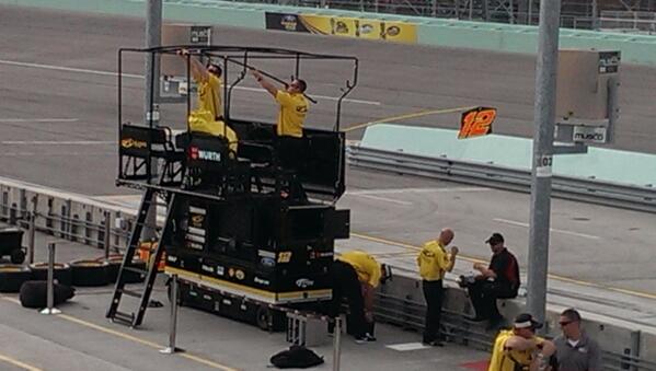 allianceparts's tweet photo. The Alliance Truck Parts crew setting up in spot one at @HomesteadMiami #WinSamWin http://t.co/8VXhGl8O99