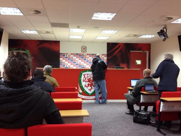 Waiting for press conference #WalvFin
