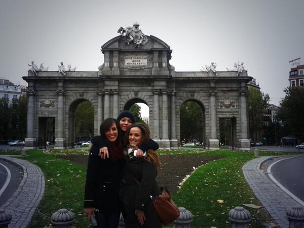 mirepasal's tweet photo. Mirala mirala mirala...la puerta de Alcalá #patripiliyyo ♥ #Madrid #friends  #cold http://t.co/cdxvWDSHvH