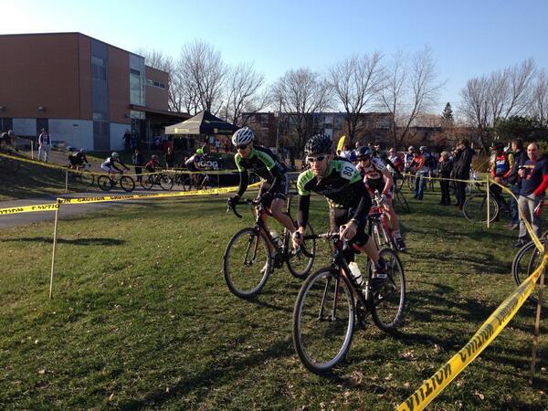 CyclocrossMTL's tweet photo. #cyclocrossmtl depart de la vague de 13h00 sur les chapeaux de roued http://t.co/vyFcsMX1Sq