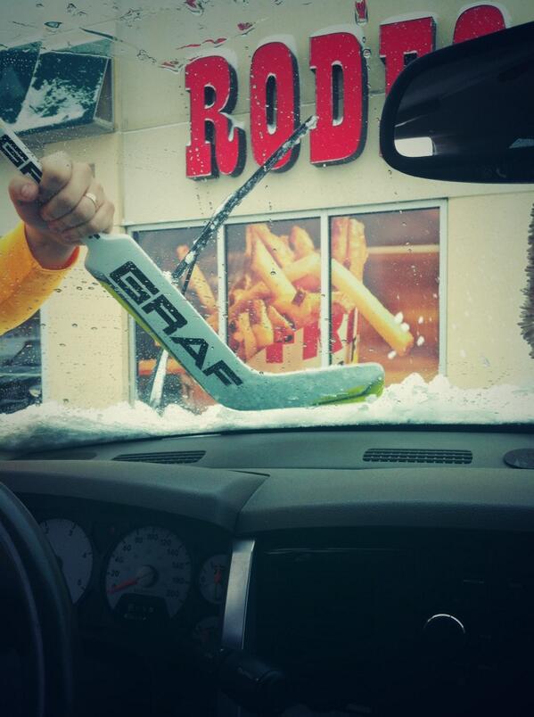 ShannonSzabados's tweet image. This is how we do it in Canada #weatherproblems