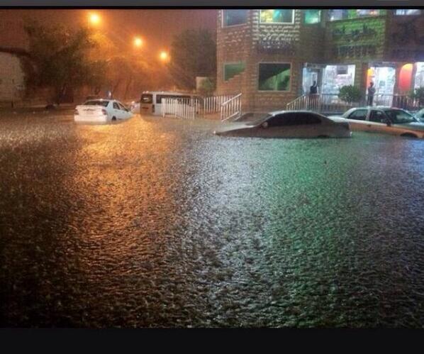 Altariq1's tweet photo. "ظهر الفساد في البر والبحر"

 المطر نعمه ، يُغيث النفس الجافه العطشانه ويقوم بدور (نزاهه) ٢in1
#امطار_الرياض http://t.co/2HYMpYNImh