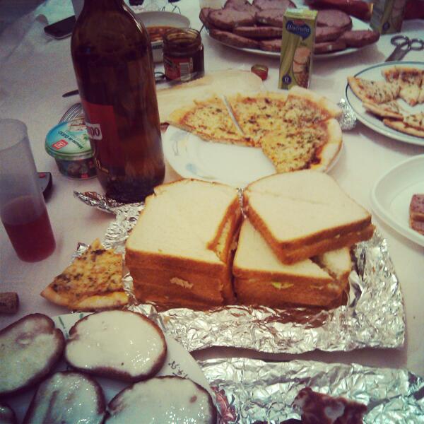 Minettu90's tweet photo. Celebrando el cumple de mi canija @anaisabelam91 @JosefaMD91 @TfarrahMh @IsaGomr @Isavilfue @91_angeles.. http://t.co/CfZJ7fOnfo