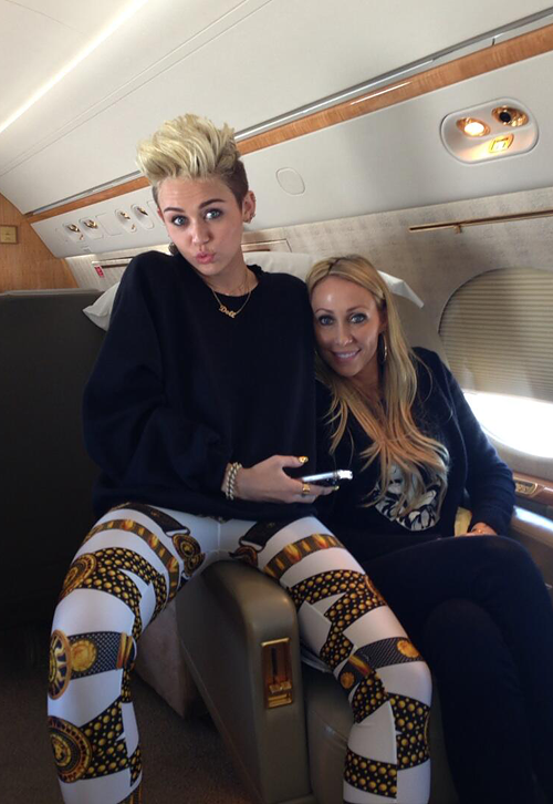 wesleycleam_'s tweet image. #CanNotStop #Smilers Miley Cyrus #MTVStars  1RT=1VT Wrecking Ball #MusicVideo #PeoplesChoice 16