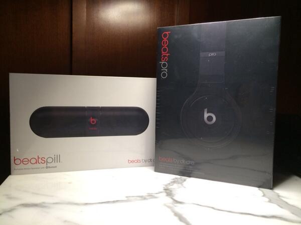 macklemore's tweet photo. Shout out to my homie @ItsEyeris for the @beatsbydre goods.  Much appreciated my friend http://t.co/iH5Nrezqfw