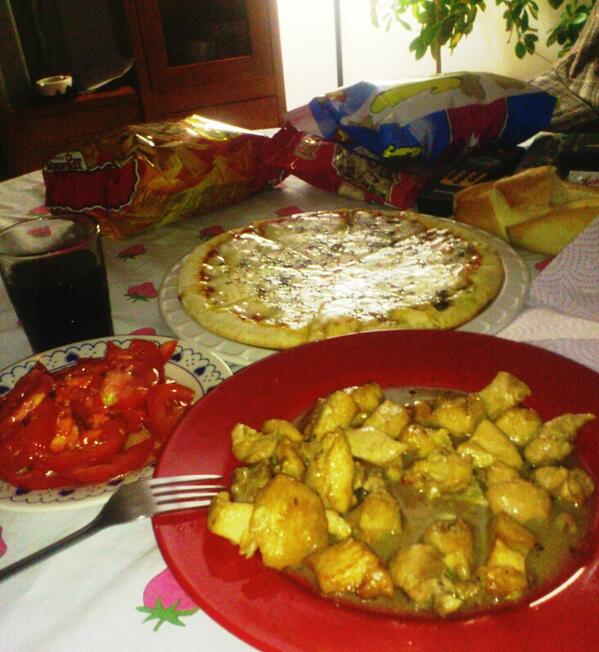 tade5's tweet photo. Cine y cena. Anda q cuido mal a mi largo! http://t.co/8zwH7wD6Sp