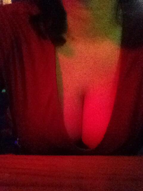 Grainy bar boobs... http://t.co/SZAfhPtl6D