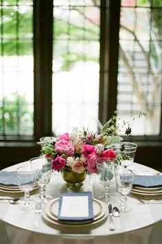 ProtocoloVE's tweet image. Las #flores son el centro de atención en una #mesa. La porcelana blanca es ideal para el servicio #protocolo #boda