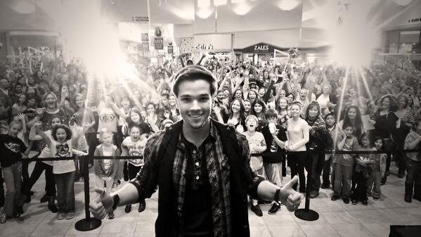 itmefreddiex's tweet photo. Woah! The lighting at the mall made our group pic turn out crazy!! I like it! http://t.co/2Xh6JKTFFB