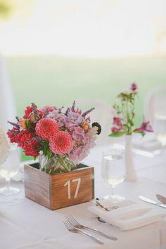 ProtocoloVE's tweet image. Si quiere que los #comensales identifiquen la #mesa en la que se sentarán, puede numerar los centros...