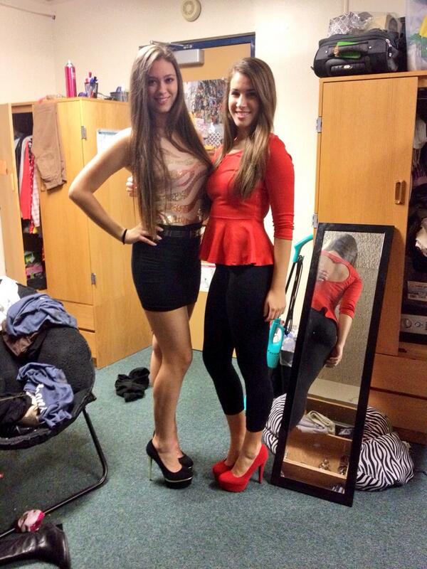 murr_aybaybay's tweet image. Yes, we are 6&apos;2 and 6&apos;3 with high heels on. 👠👯❤️ #modeltwins @JessiBarr27