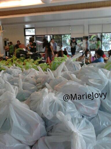 _TeamKathNiel_'s tweet image. Last wednesday @ Tierra pura Qc. #Repacking #ReliefGoods #PrayforTacloban -Mj ♥