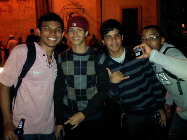 Olivares_V6's tweet photo. En una de birras :D  @Monasteerios @ketcher18 @daniel_simp http://t.co/XKiuYCck77