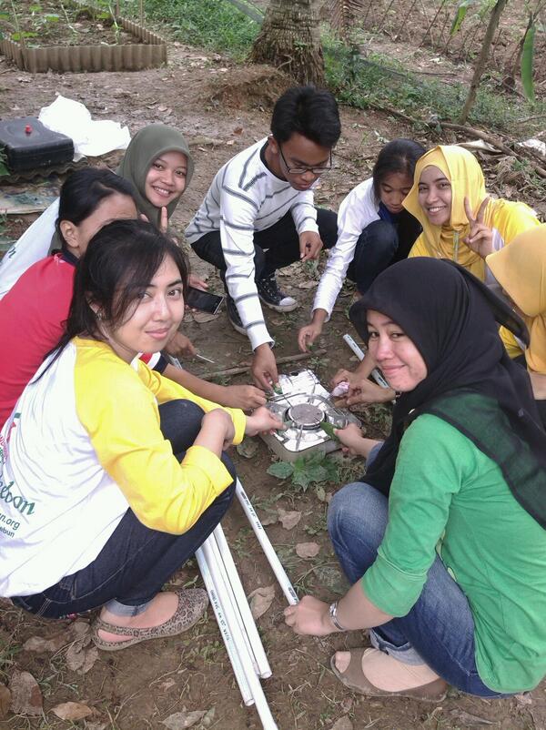 1 2 3 .. *jepret*"<a href="/PLBBerkebun/">Palembang Berkebun</a>: Bolongin pipa rame2....naaaah kayak pesta barbeque paku ajah...yaks..hihi "