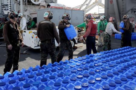 philippinesusa's tweet photo. Sailors on the USS George Washington pass containers of fresh water for loading onto helicopters for delivery ashore http://t.co/MRJCnfdbiq
