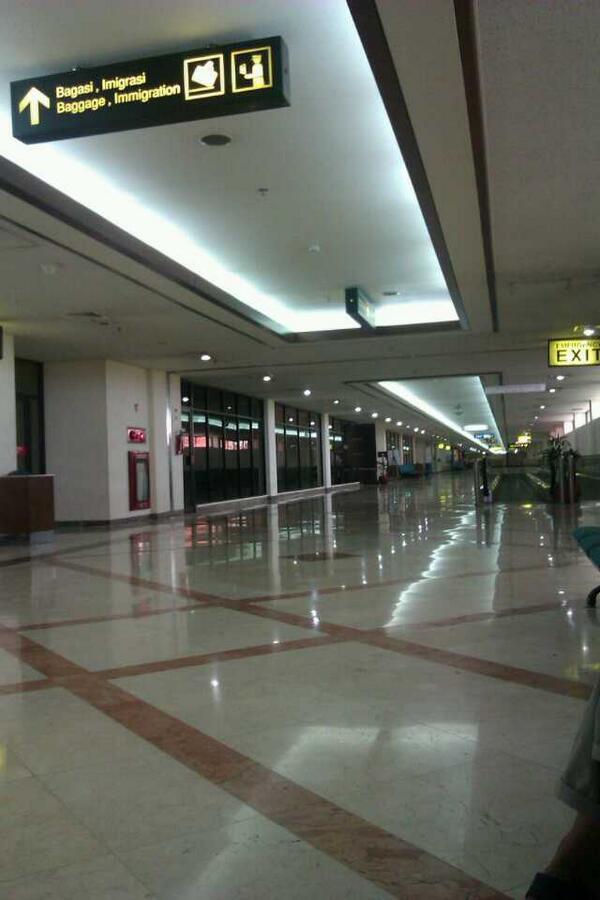 ay_kira's tweet photo. Selamat tinggal surabaya...malaysiaaaa , sumpah! aku rinduuu ^_^ http://t.co/kxnDybP0tZ