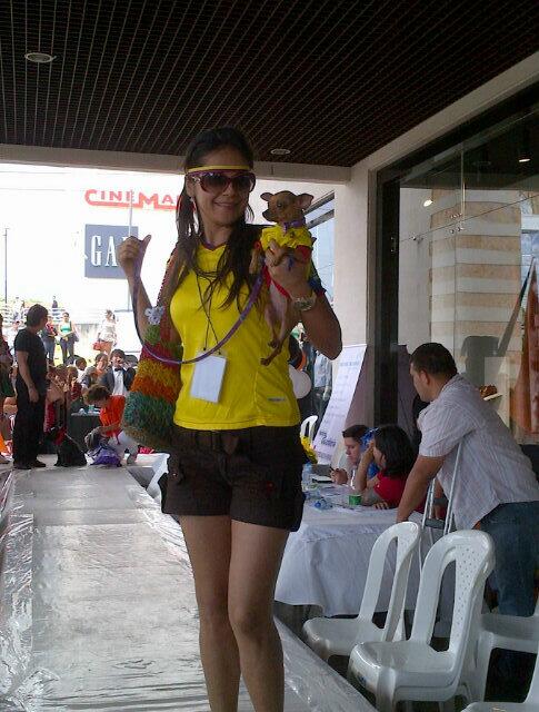 UbicaPet's tweet photo. Ganadores de:"Disfraz mas original femenino". Felicitaciones para la hincha de nuestra selección #Colombia. http://t.co/hrHnYfUtpA