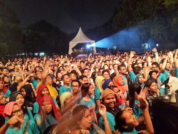 FauziProduction's tweet photo. Crowd @54Festival at.kolam renang senayan http://t.co/27byBJ6PKj