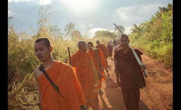 flanelnoe's tweet photo. Isn't amazing? Killer Monk with weapons! WOW. Naive westerns think they are peaceful ones. #Rohingya via @mhjilani01 http://t.co/21VoKeTbEd