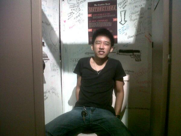 hahahahansel_'s tweet photo. Jebs jebs din sa exhibit ng @CtrlZexhibit last day #BenildeMMAexhibit http://t.co/OWbg8Re9J1