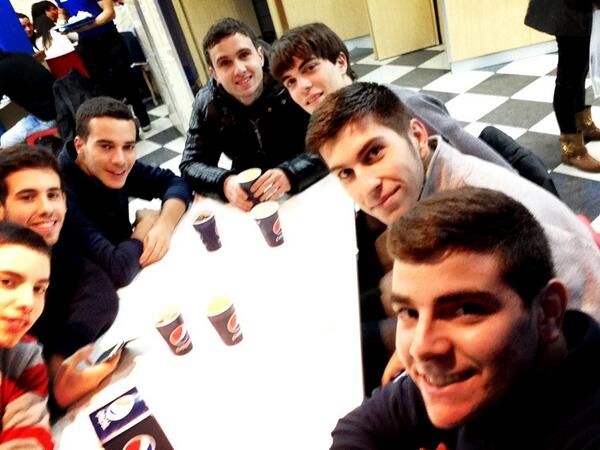 JoseRocaH's tweet photo. De dominos pizza fue la cosa ayer @Antoniosm95 @efren_hr @XaviOrfila @5roberC @JoseBuendia22 #iñigo http://t.co/5b6OIKpV7J