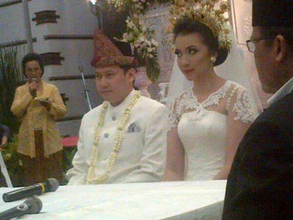 Happy wedding my lovely brother <a href="/NandaIbunk/">nandaibunk</a>  <a href="/bungaindriana/">Alice</a>