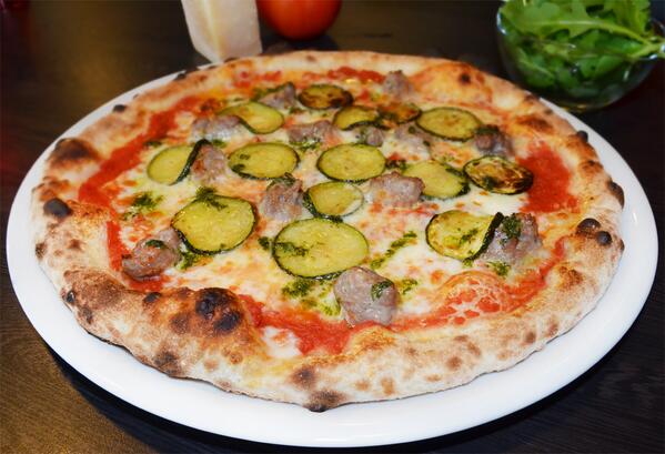 <a href="/L_Escale_Pizza/">L'Escale à Pizza</a>, la #TOULOUSAINE #pizza #saucisse de #Toulouse #mozzarella #courgettes #parmesan #huile #persillée !