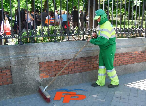 eljueves's tweet photo. Patronal y sindicatos llegan a un acuerdo que pone fin a la huelga de limpieza en Madrid http://t.co/rJs7t4lsTy