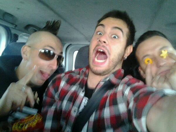 Carlos_Hod's tweet photo. Y volvemos a casa después del bolazo de anoche de @Killus_official en Fuenlabrada. Furgo con @RukKillus y @premutoxx http://t.co/Uuubwfa4Rx