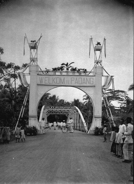 Roni_Arifin's tweet photo. Dma lokasinyo dulu ko da?kini ndk ado lai RT @KOTATUApdg: WEKOM TE PADANG | via: wikipedia http://t.co/vECnppm2eE