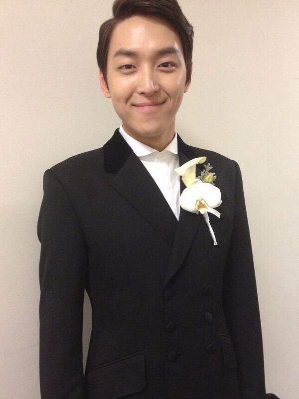 ohss311's tweet photo. 쑈 하면서 매니저 누나가 찍어주셧다 ~ ㅎㅎ http://t.co/v9E3LPwCzu